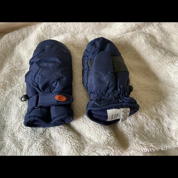 Gap navy blue kids L/XL mittens. Good for skiing/winter/ snowball fights