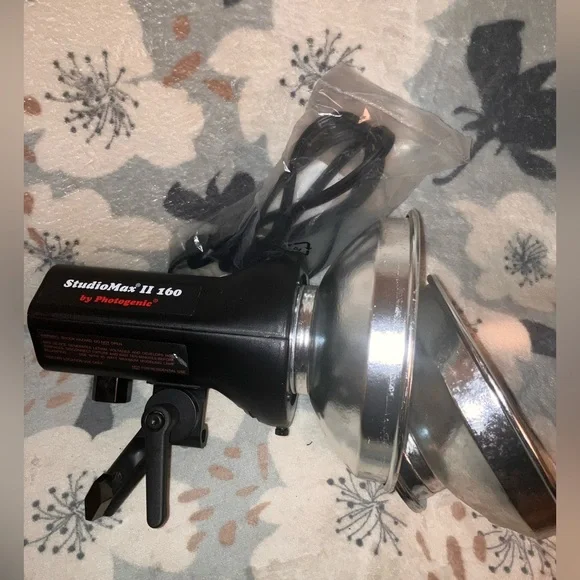 StudioMax II 160 Studio Monolight by Photogenic w/ extra reflector