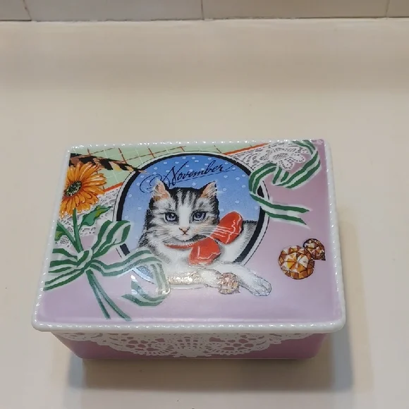 Vandoc 1989 Vintage Collector November Cat-Themed Jewelry Trinket Box