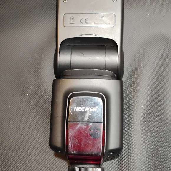 Neewer Black Camera Flash for Enhanced Photography