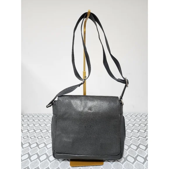 Louis Vuitton Taiga Viktor Messenger Bag Black