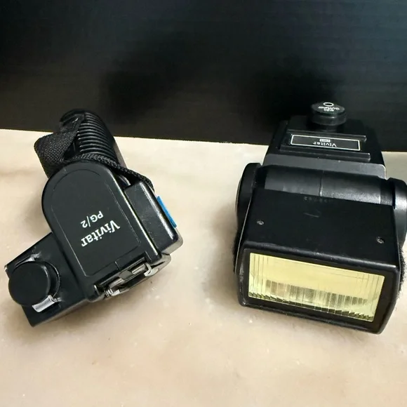 Vintage Vivatar 283 Auto Thyristor Camera Flash & PG-2 Pistol Grip Flash Handle