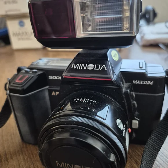 Minolta Maxxum 5000 35mm Film Black Camera with Flash. Collectable Vintage.