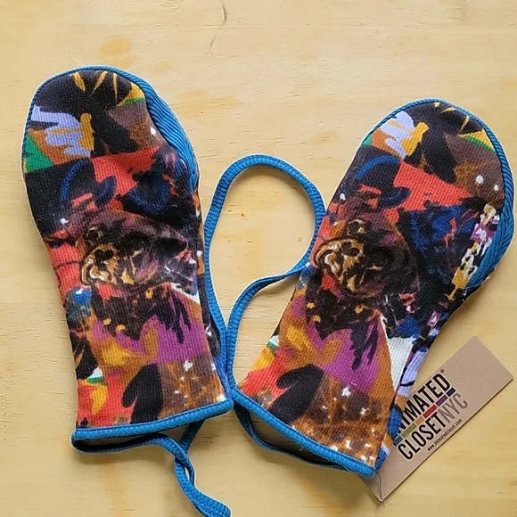 ANIMATED CLOSET MITTENS