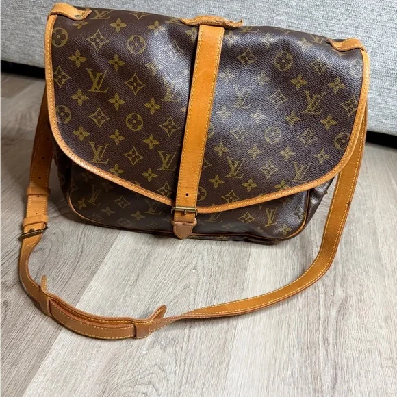 Louis Vuitton Monogram Canvas Messenger in Dark Brown with Tan Trim Saumer 35
