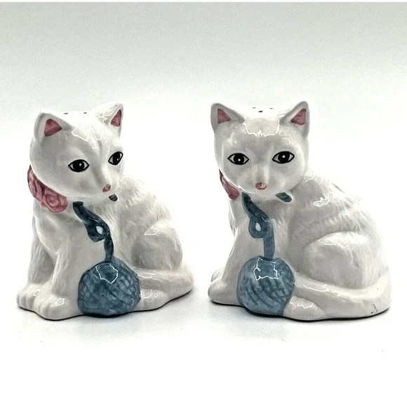 Vintage Korean Cats Salt and Pepper Shaker. Hand Painted