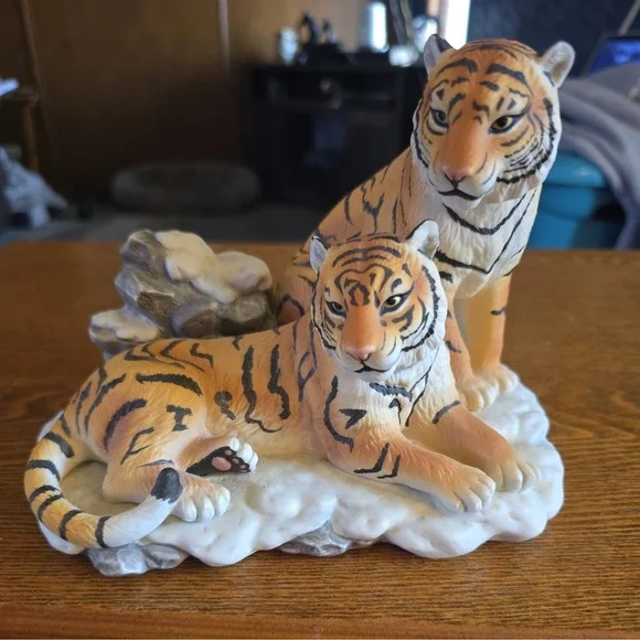 Two Ceramic Tigers Collectors Statue Table Item