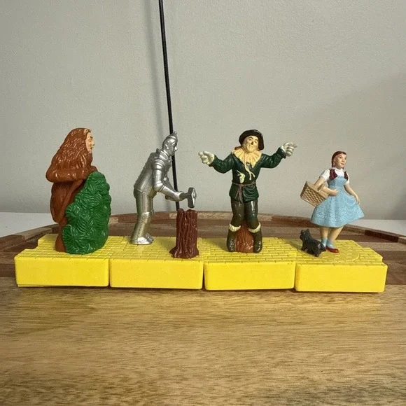 Blockbuster Wizard Set of Oz 4 Movable Toys 1997 Dorothy Scarecrow Tin Man Lion