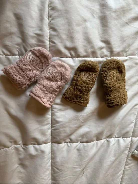 The North Face Baby Sherpa Mittens - Blush Pink & Brown