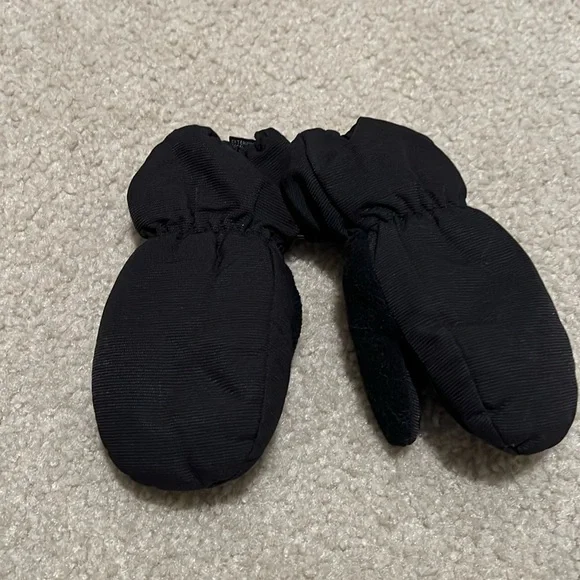 🎀2 for $8🎀 Toddler mittens with hook