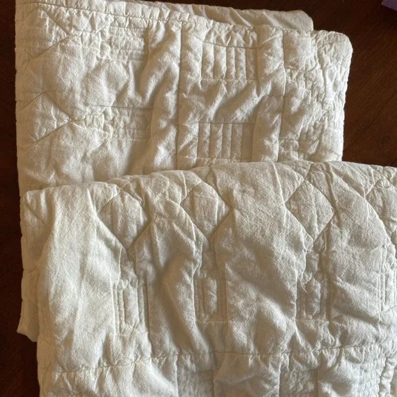 West Elm Pottery Barn white fluffy 26‎ x 26 pillow shams set of 2