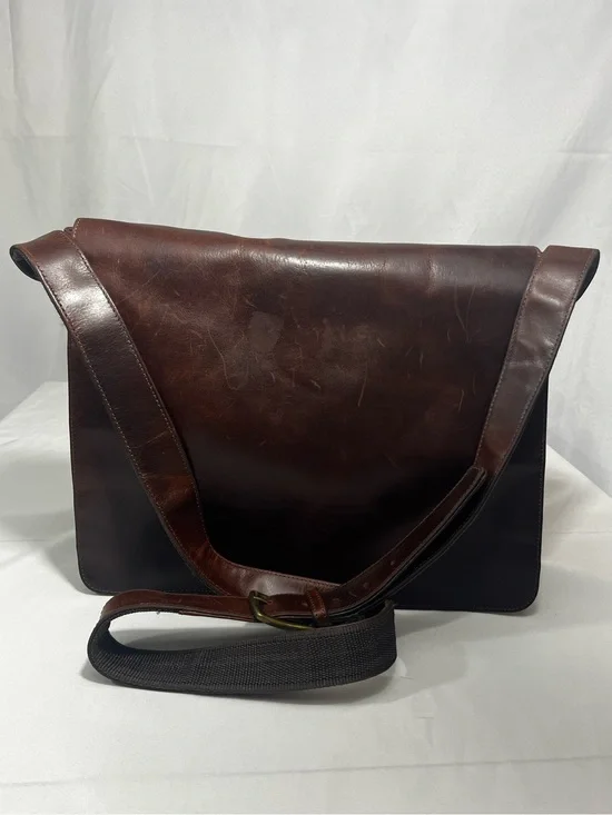 Wilson’s Leather Crossbody Messenger Bag