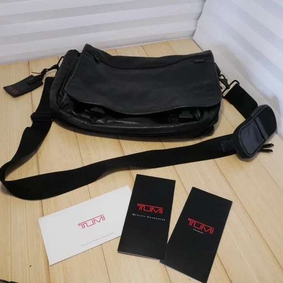Tumi Deluxe‎ Expandable Messenger Bag Nappa Leather