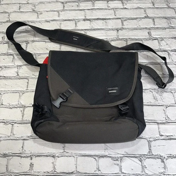 Crumpler The Skivvy Small Laptop Crossbody Messenger Bag Black Red Interior