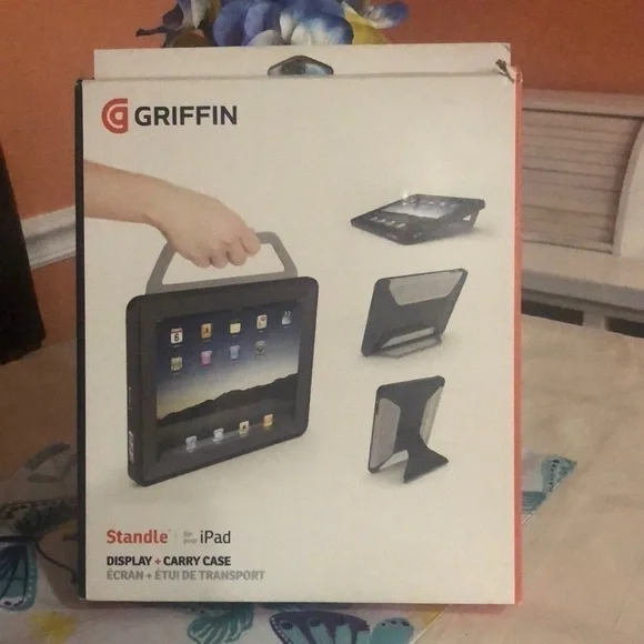 Standable display/carrying case for iPad