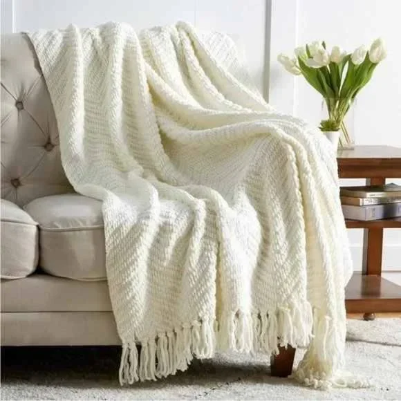 West Elm White Fluffy Soft Chevron Pattern Fringe Tassel Boho Farmhouse Blanket