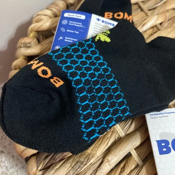 🆕 “Be Better” 1 pair of Bombas Black Ankle Socks with Blue/Orange Bumblebee! 💥