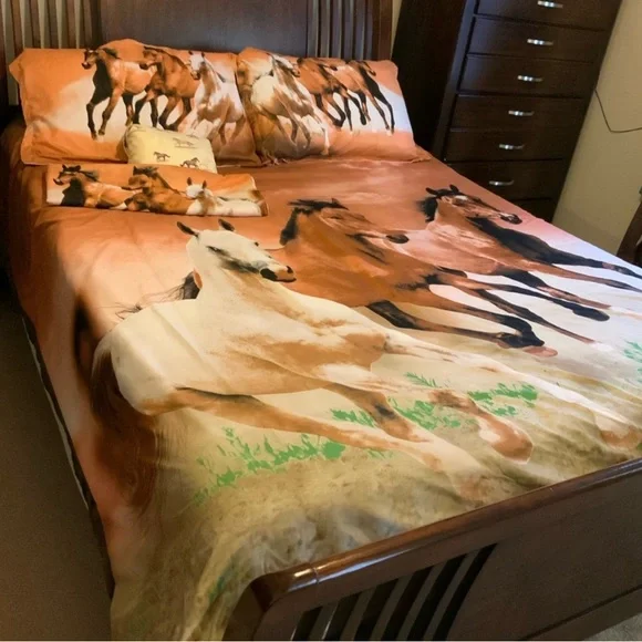 Like New Horse-Print Queen 3 Pc Bedding Duvet Set & 2 Curtains