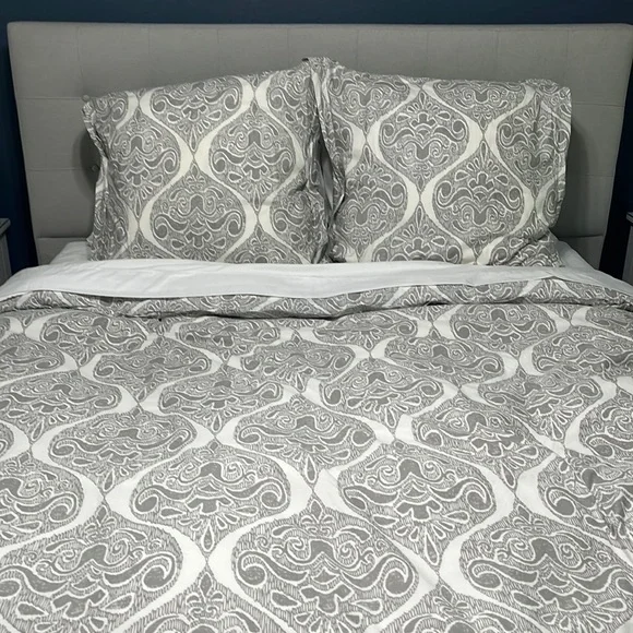 Pottery Barn Duvet Cover & 2 Euro Shams - Like New!