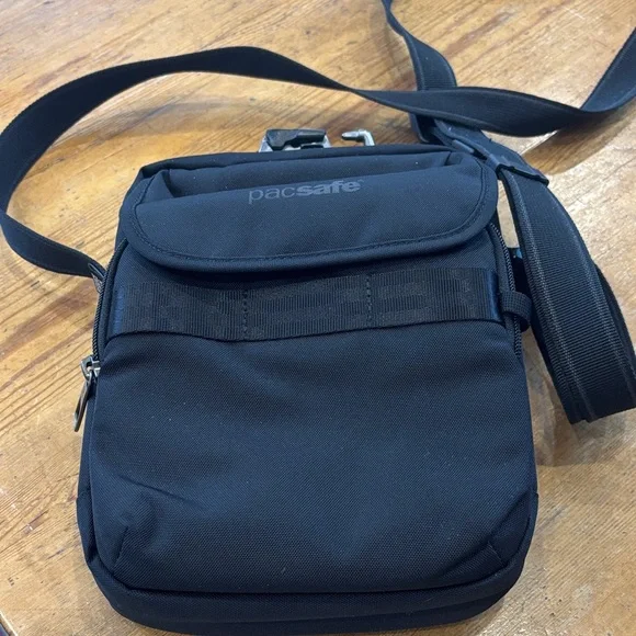 Pacsafe Black Secure‎ Messenger Bag