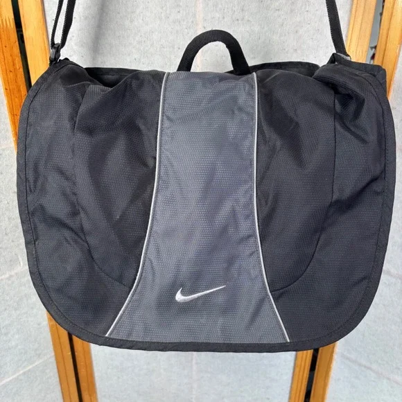 VTG Nike Messenger Bag Black Grey Y2K Techwear Crossbody Swoosh Logo Sporty