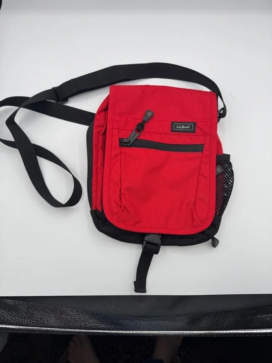 L.L. Bean Red and Black Men's Messenger Crossbody Bag adjustable strap pockets