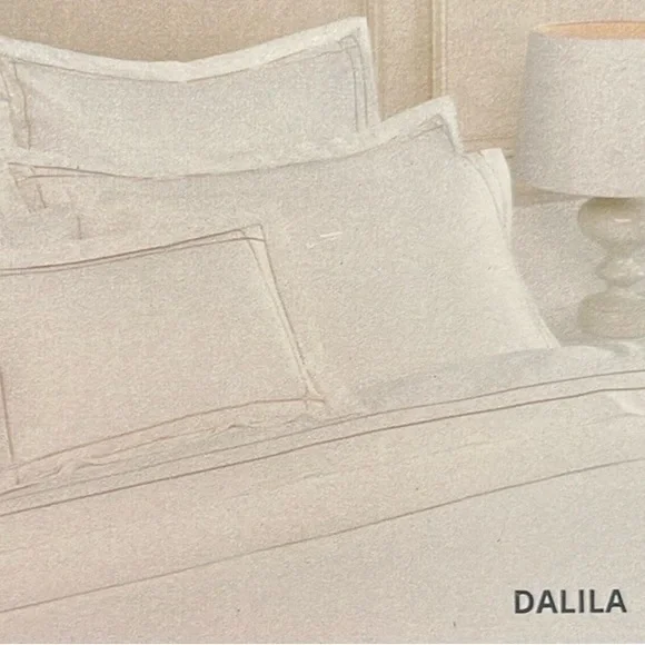 Amalia Home Collection Dalila Queen Duvet Cover in White and Silver