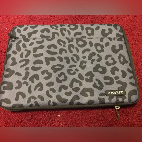 MOSISO NWOT COMPUTER CASE LAPTOP IPAD ANIMAL PRINT ZIP