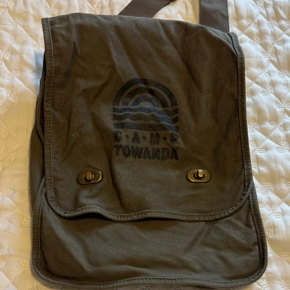 Olive Canvas Messenger Bag - Classic Outdoor Style