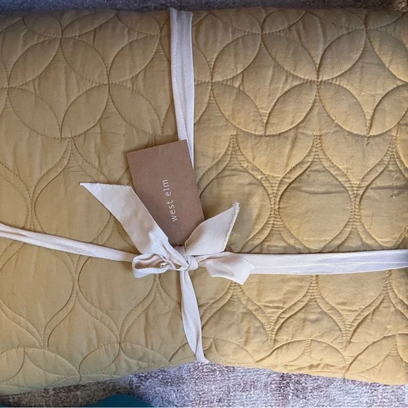 NWT West Elm Mid Century Circle Quilted Mustard Yellow Queen Last one!