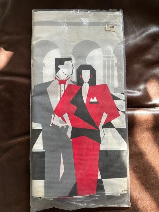 NWT Vintage Contemporary Paper Table Cover