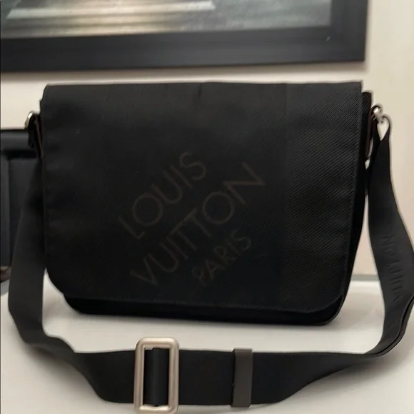 LOUIS VUTTON DAMIER GEANT PETIT MESSENGER BAG SIZE M