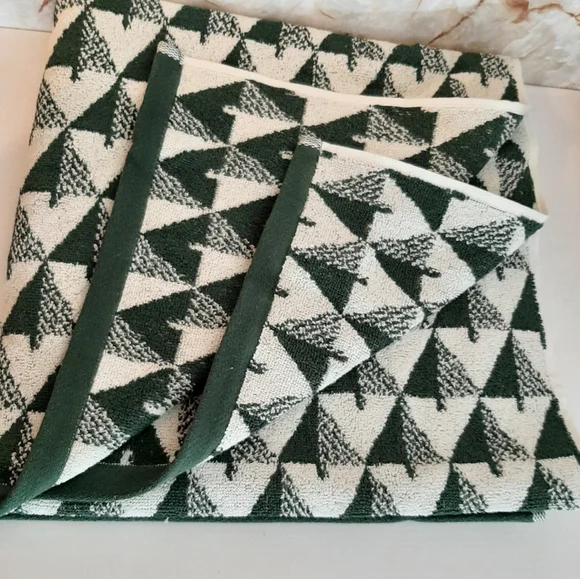 **West Elm Modern Pine Tree Jacquard Bath Towel (1 Towel)