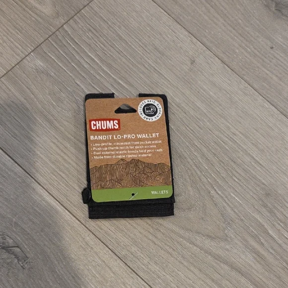 NWT- CHUMS Bandit Lo-pro Wallet