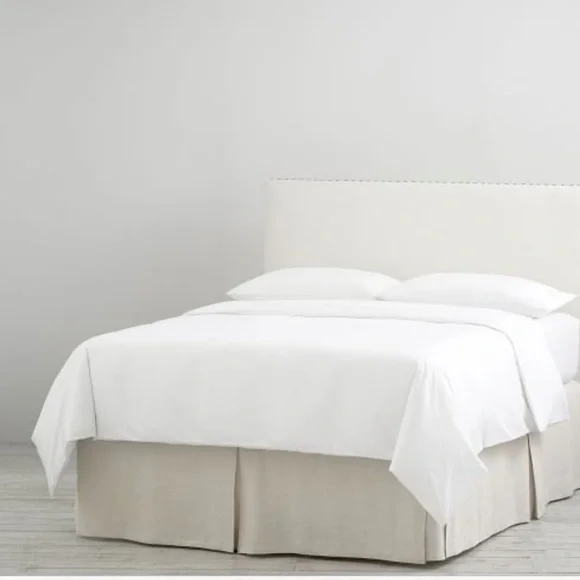 POTTERY BARN Bed White Skirt side pleats for Full size bed
