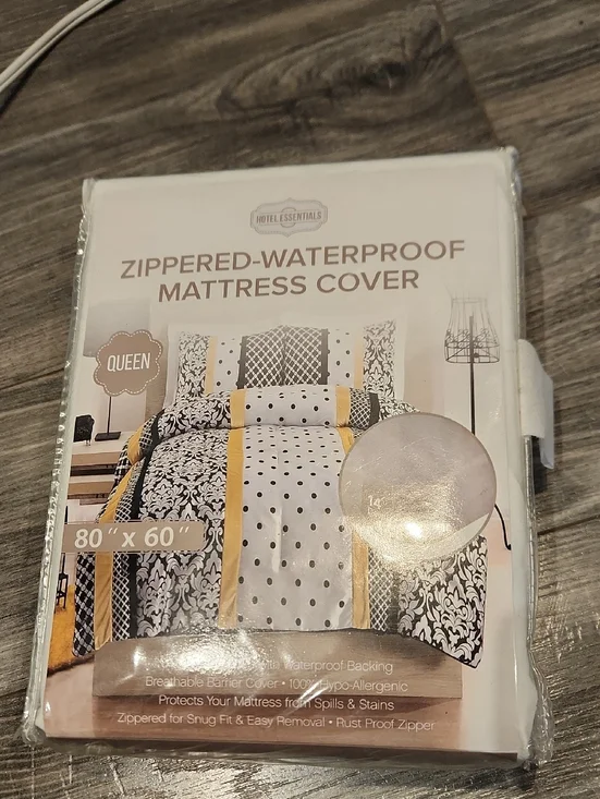 NWT Hotel Essentials Queen Zippered-Waterproof Mattress Cover - White