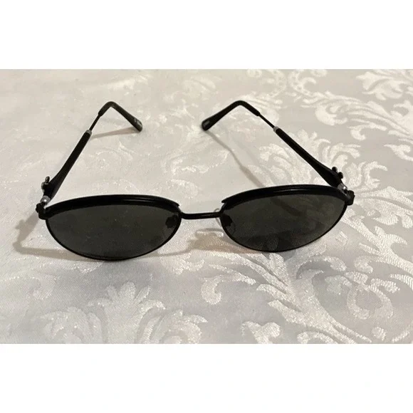 Disney‎ sunglasses feature Mickey Mouse silhouette on temple Black (Small/Kids)
