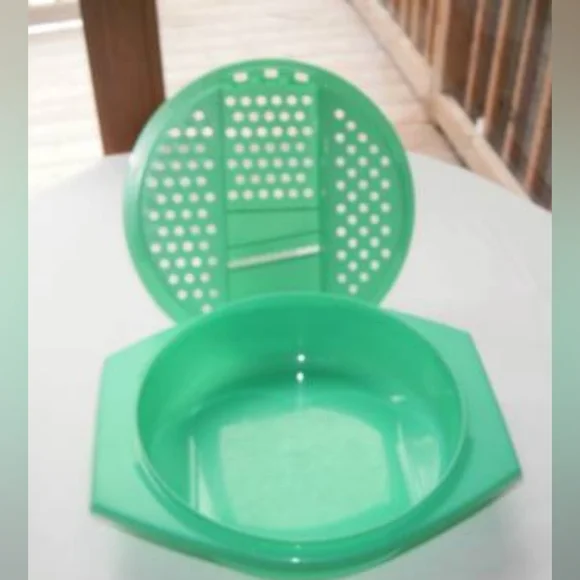 Vintage 70s Rubbermaid Green Plastic Cheeses Grater And Slicer With Bowl.