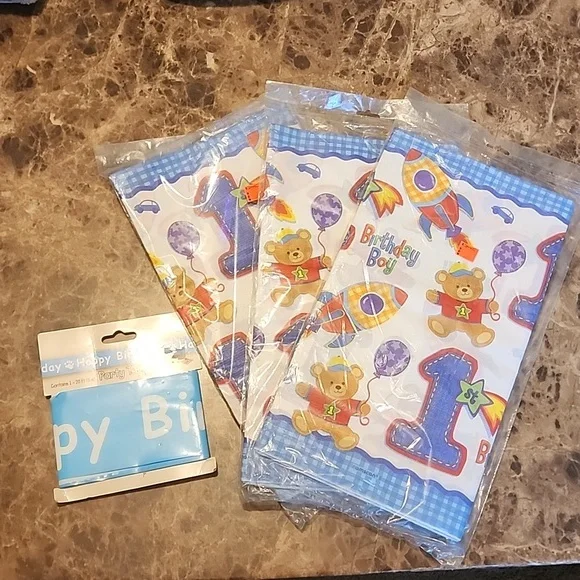 3 Paper tablecovers 
