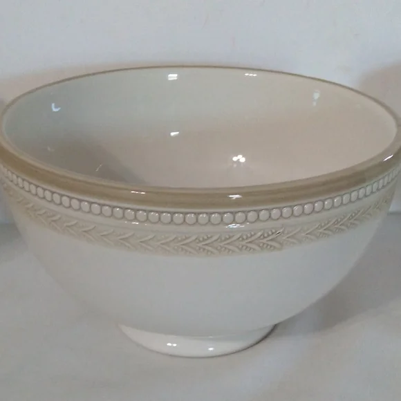 Williams-Sonoma Ivory / Beige Bowl
