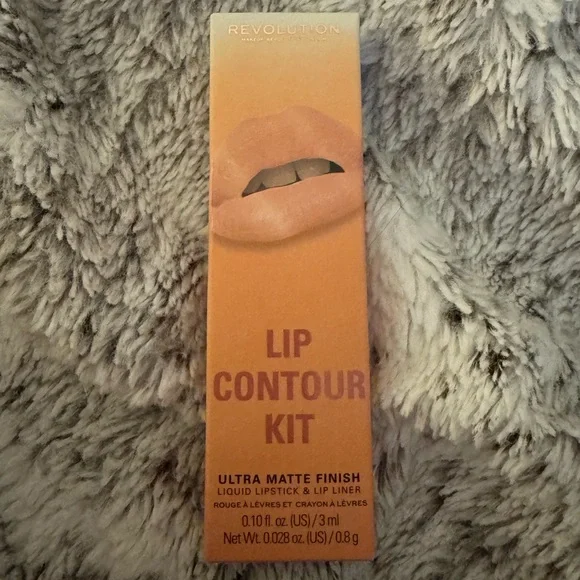 NWT Makeup Revolution Lip Contour Kit