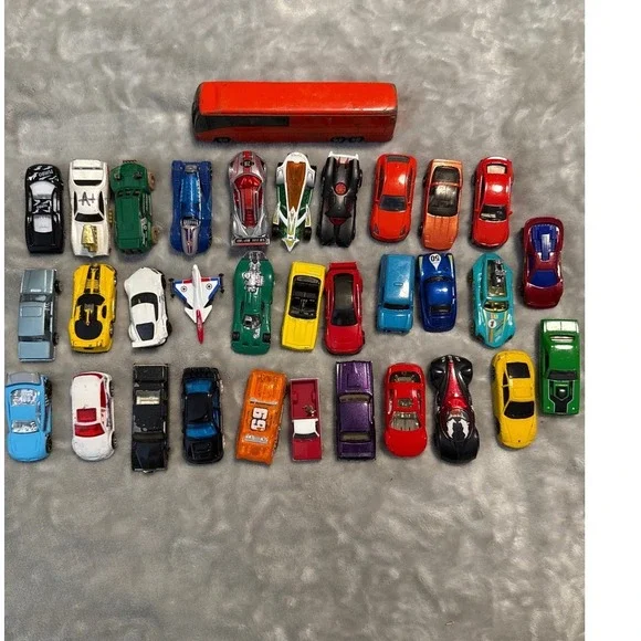Lot of 33 Hot Wheels Die Cast Cars Mixed Vehicles Cars‎ Planes Bus