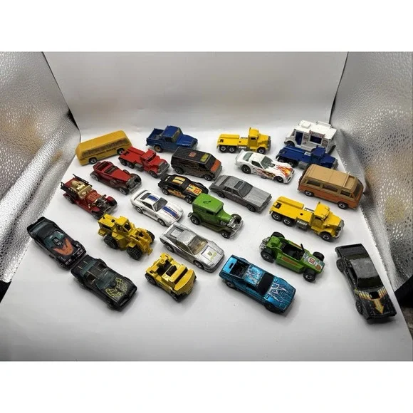 Lot Of 24 Vintage HOT WHEELS die cast cars trucks busses With Soft Case