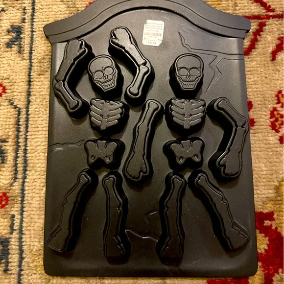 Williams Sonoma Skeleton Cakelet Pan