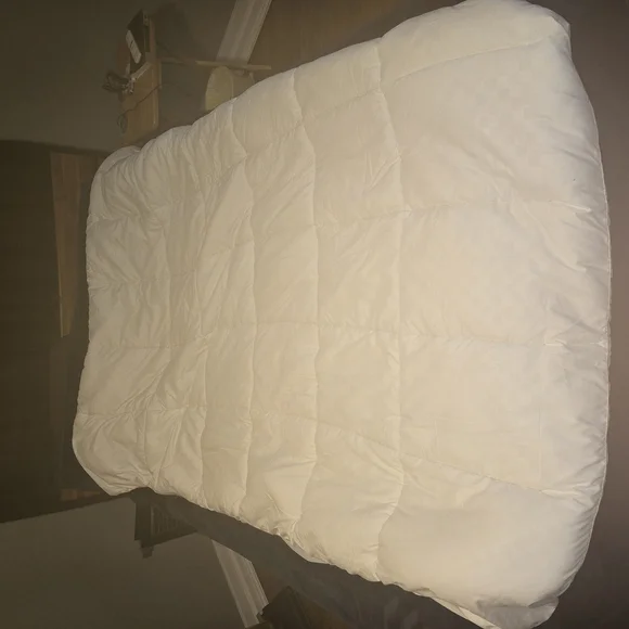 Luxurious White Bed Topper