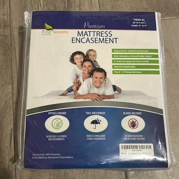 Twin XL mattress protector white **NEW**