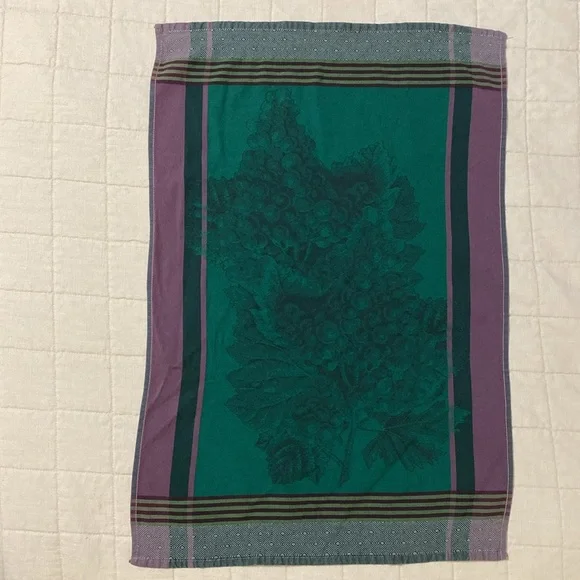 Williams Sonoma kitchen towel “Grapes”
