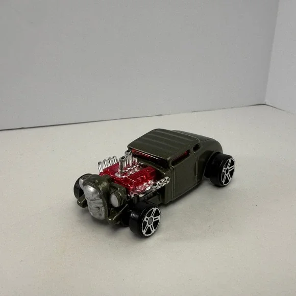 Maisto Knuckle Dragger Hot Rod Diecast Car Metallic Green Red Engine 11414