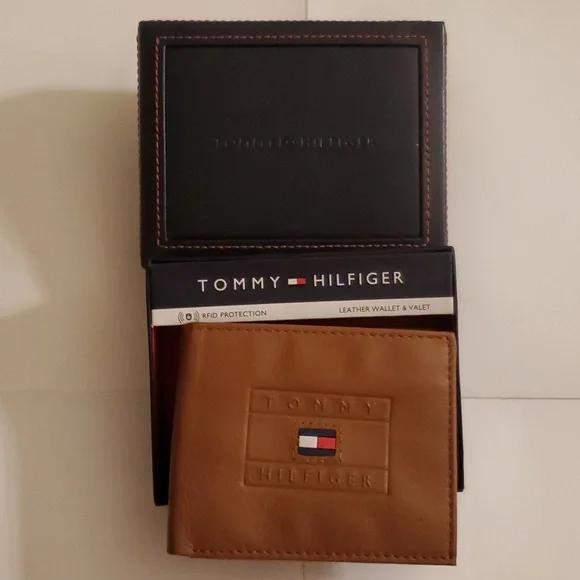 New in box Tommy Hilfiger Resl Leather mens tan wallet