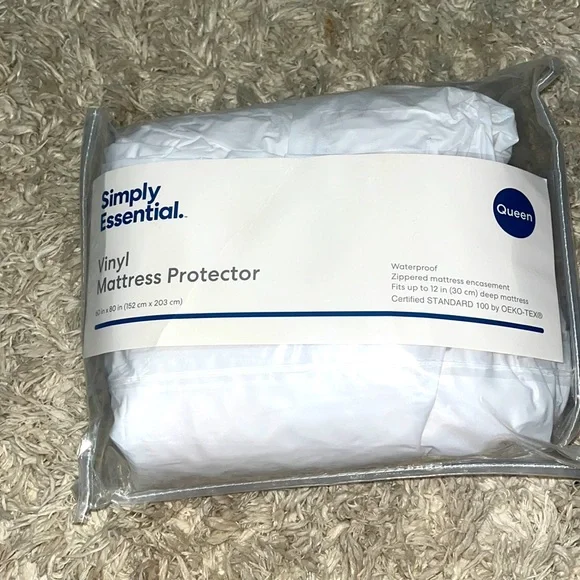 BED BATH & BEYOND - Mattress Protector